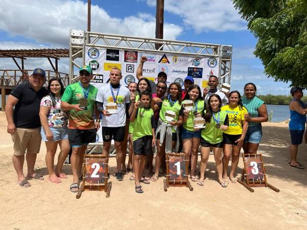 Jovens e adolescentes do Projeto Esporte em 3 Tempos de Jaguaruana participam do 2º Festival de Natação!