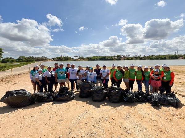 Prefeitura de Jaguaruana, por meio da Secretaria de Meio Ambiente realiza limpeza no Rio Serafim!