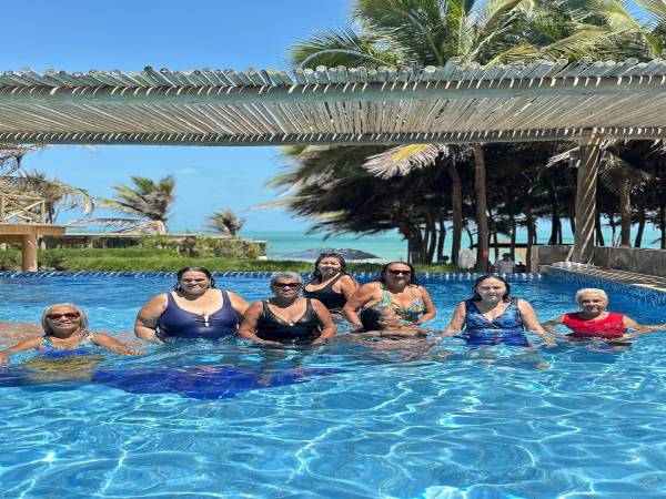 Turma da melhor idade visita Praia de Canoa Quebrada, em Aracati!